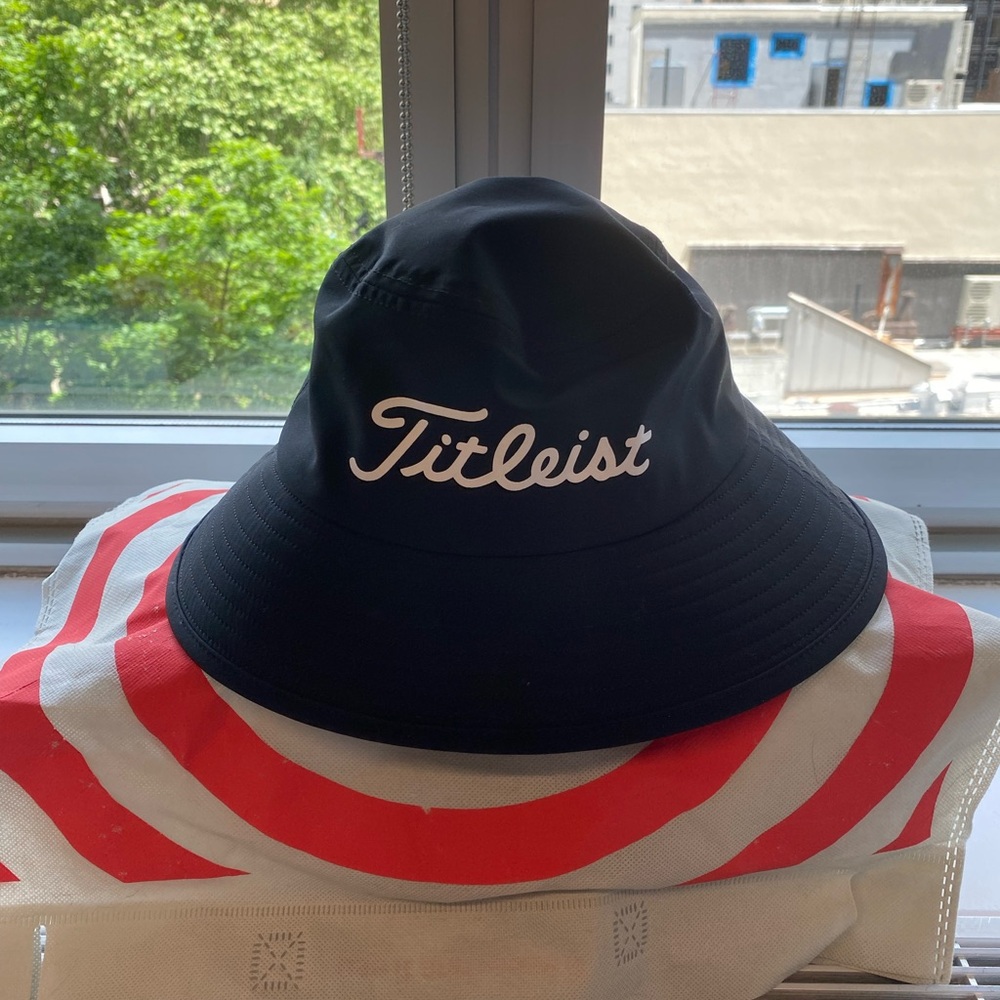Titleist stay dry bucket hat in black M/L, excellent preowned condition